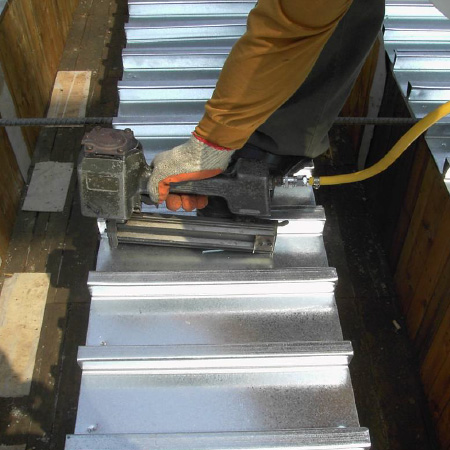 鋼承板施作─擊釘固定